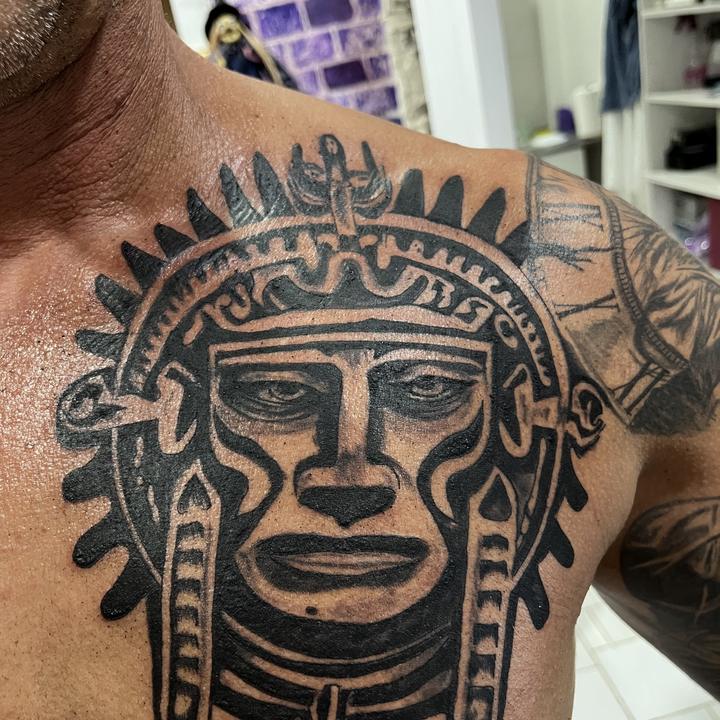 Azteken-Maske in Blackwork auf der Brust — Tattoo Funny Pain