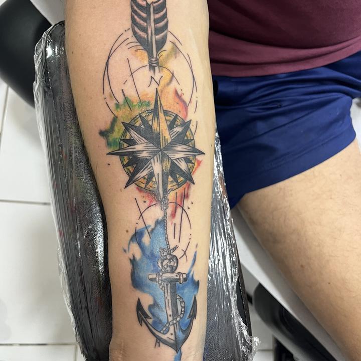 Farbiger Kompass mit Pfeil am Unterarm — Tattoo Funny Pain