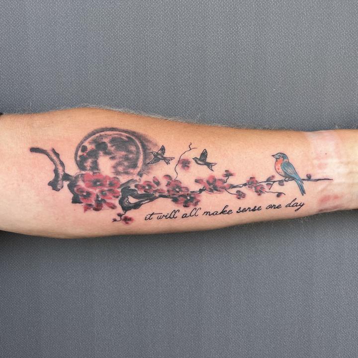 Feines Unterarm-Motiv mit Vogel, Blüten und Mond — Tattoo Funny Pain