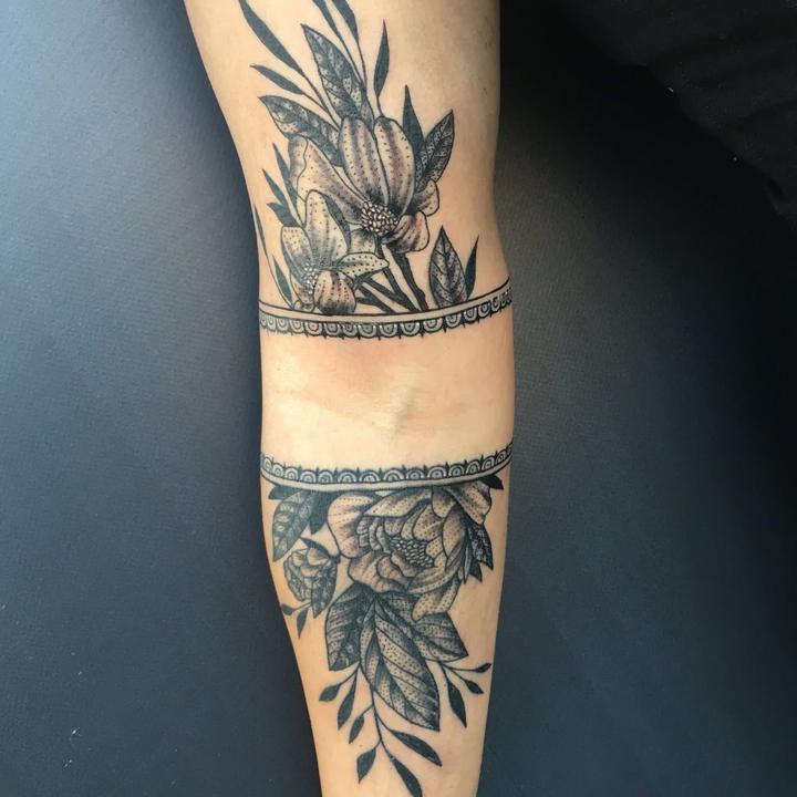 Fine-Line Blumen-Band am Unterschenkel — Tattoo Funny Pain