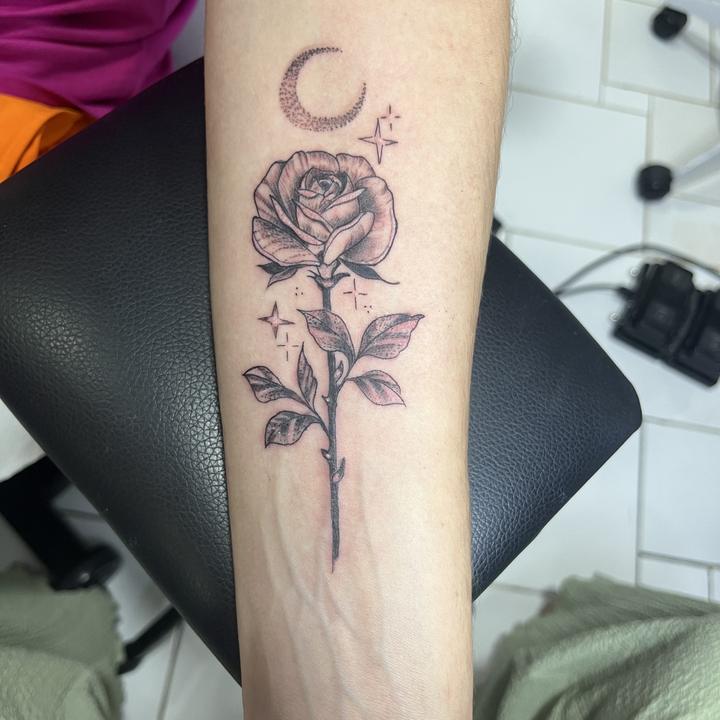 Fine-Line Rose mit Mond am Unterarm — Tattoo Funny Pain