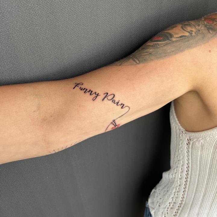 Funny-Pain-Schriftzug auf der Schulter — Tattoo Funny Pain