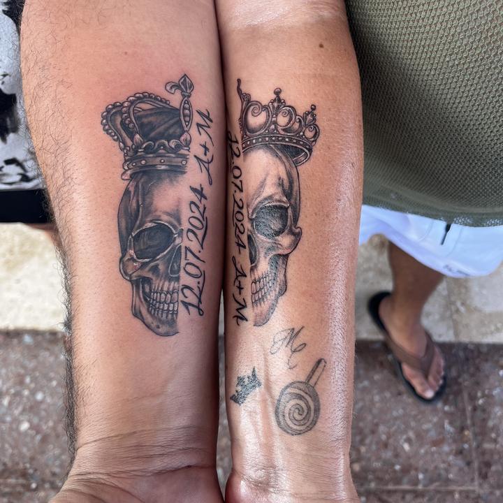 Partner-Tattoos: Skulls mit Kronen — Tattoo Funny Pain
