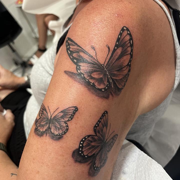 Schmetterlinge am Oberarm — Tattoo Funny Pain
