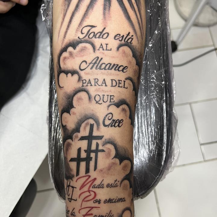 Spruch-Tattoo mit Wolkenhimmel am Unterarm — Tattoo Funny Pain